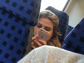Spy deux young womanhood caméra cachée comme enormous segment gnaw en jeans serrés